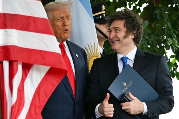 SÍ HAY PLATA: Javier Milei colabora y financia la guerra mediática contra Petro y Sheinbaum