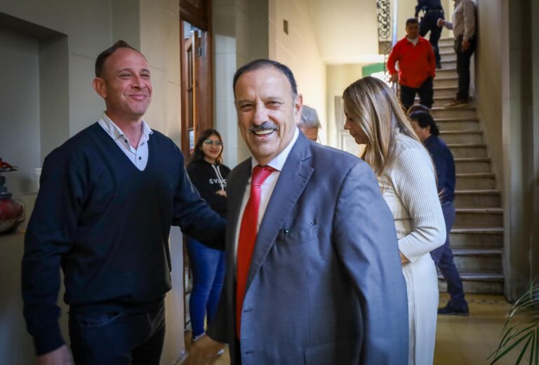 Quintela congela tarifas y baja las cuotas de vivienda sociales para amortiguar el impacto de las políticas de Javier Milei
