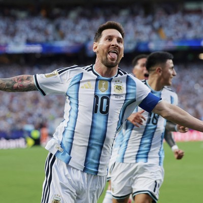 Triplete y récord de Messi en el debut de Argentina