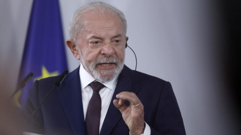 Lula incluirá la política de defensa por primera vez en su programa electoral