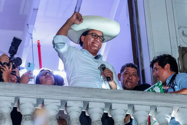 Elecciones en Perú: Roberto Sánchez gana por poco a la espera de los votos del extranjero