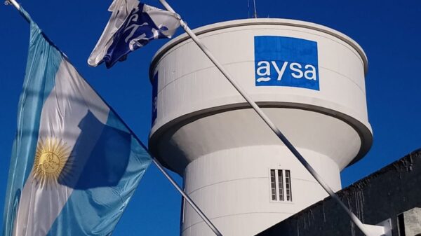 Justicia argentina frena planes de Milei y ordena suspender la privatización de AySA