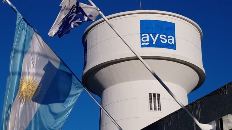 Justicia argentina frena planes de Milei y ordena suspender la privatización de AySA