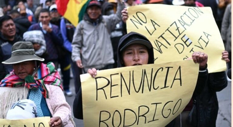 Bolivia: renuncian 2 ministros en medio de las protestas que exigen la salida del presidente Rodrigo Paz