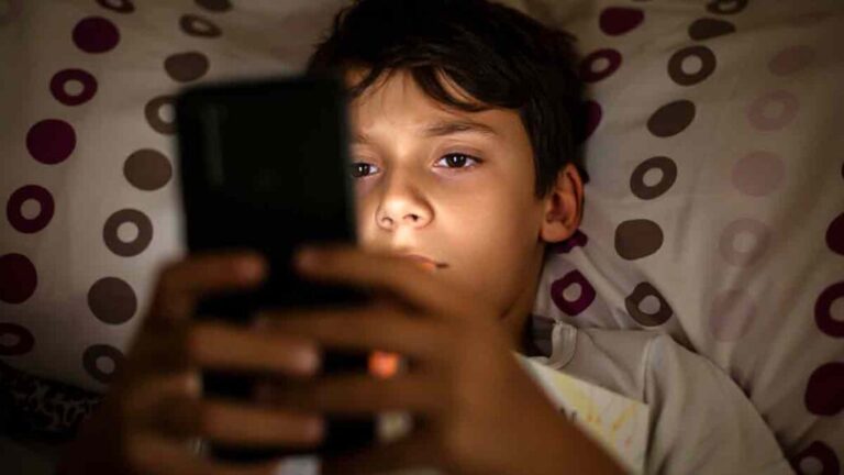 Sheinbaum busca limitar el uso de celulares en menores: “es una cuestión de salud pública”