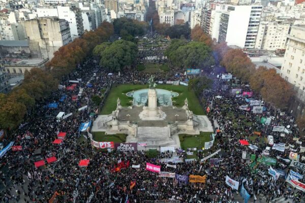 El movimiento “Ni una menos” colmó las calles de Argentina y repudió a Milei que niega el femicidio