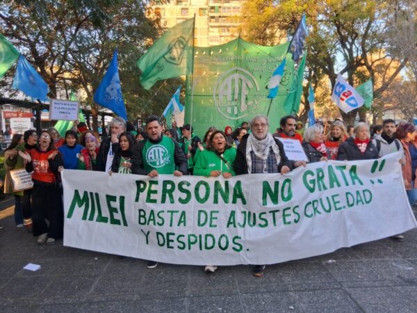 Fuerte repudio a Milei y Adorni en el acto por el Día de la Bandera