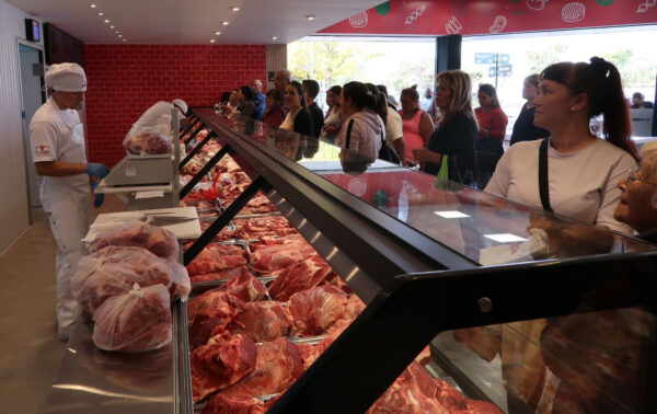 El consumo de carne vacuna cayó más de 11% en Argentina y tocó su menor nivel en 30 años