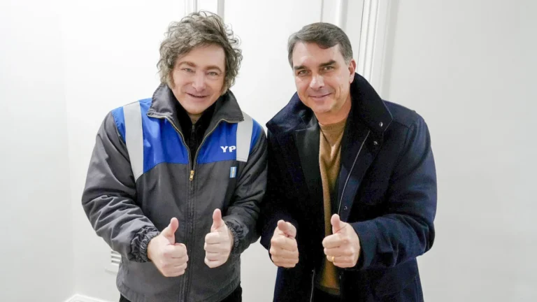 Milei y su gira ultraderechista: viaja a Brasil para apoyar la candidatura de Flavio Bolsonaro
