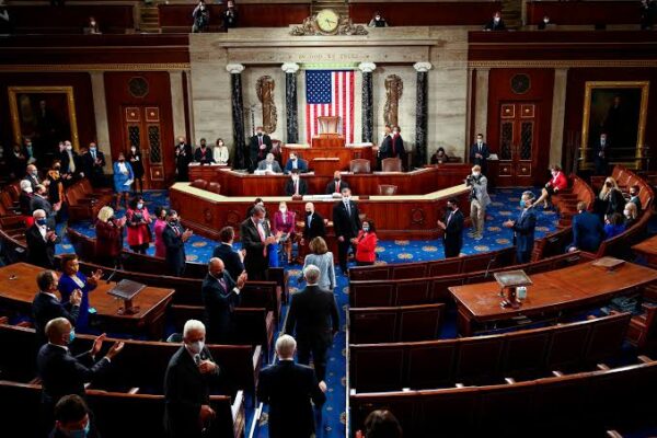El Senado de EEUU bloquea resolución para limitar los poderes de guerra de Trump en Irán