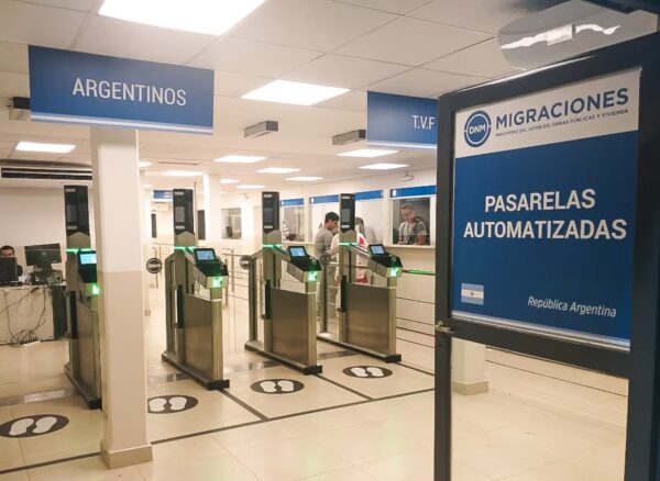 Los peligros del DNU antimigratorio que firmó Milei: expulsa a extranjeros por “mensajes de odio”