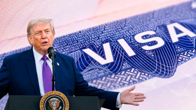 Trump intensifica sus políticas antiinmigración: nuevas restricciones de visas y suspensión de viajes