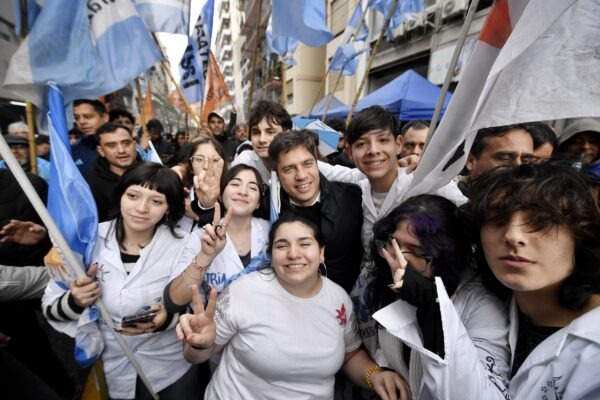 Kicillof participó de la marcha en rechazo a la Ley que entrega la soberanía argentina
