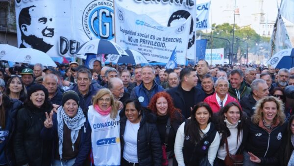 “Tuve que vender una propiedad para pagar lo que debía”: historias en primera persona en la marcha por los endeudados