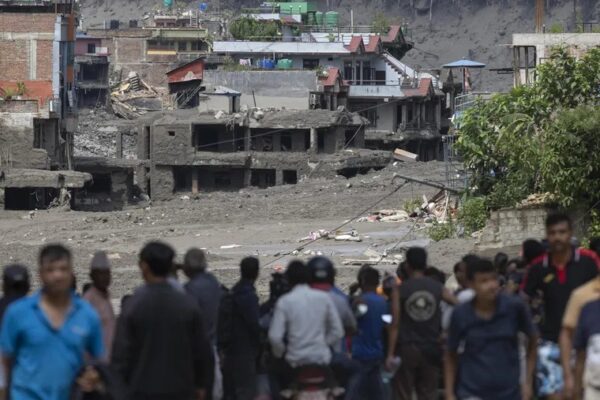 Catástrofe en Nepal: Más de 1.300 desaparecidos tras las inundaciones en la frontera con China
