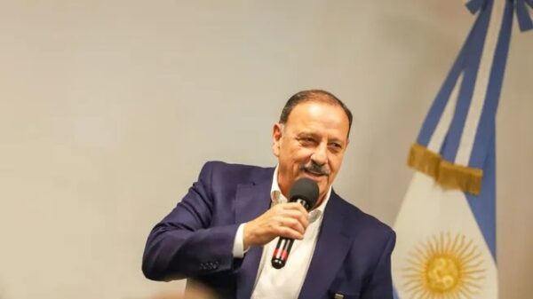 Primera respuesta de alivio: Ricardo Quintela firmó un DNU contra los “créditos abusivos” en La Rioja