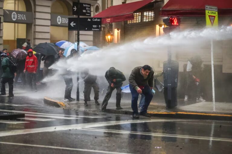 Una violenta represión para aplacar la resistencia social