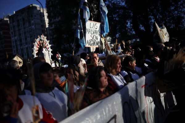 La fe, la necesidad y el hambre del pueblo argentino con el gobierno libertario