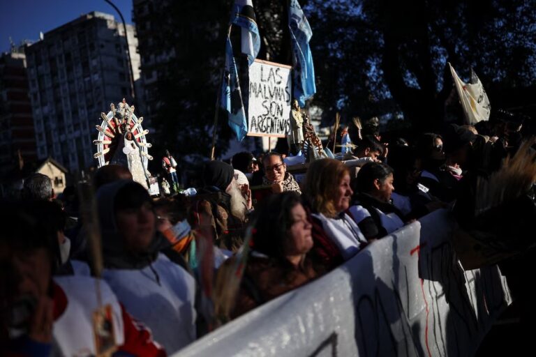 La fe, la necesidad y el hambre del pueblo argentino con el gobierno libertario