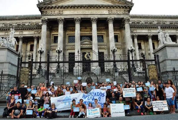 Endeudados del Macrismo piden no caer en la trampa de los créditos UVA