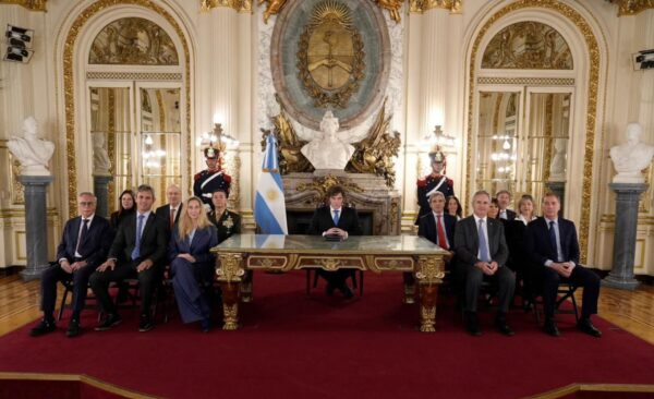 El Gobierno contra el espejo
