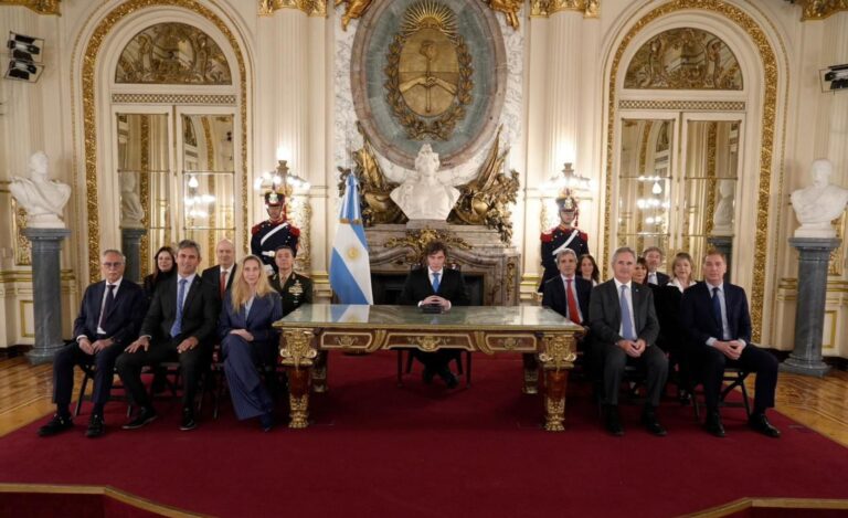 El Gobierno contra el espejo
