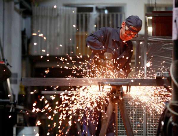 La industria argentina profundiza su crisis: nuevo retroceso en agosto y acumula una caída del 3%