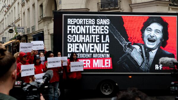 París recibe a Milei con protestas: camión con sus insultos y una convocatoria contra la “Facho Week”