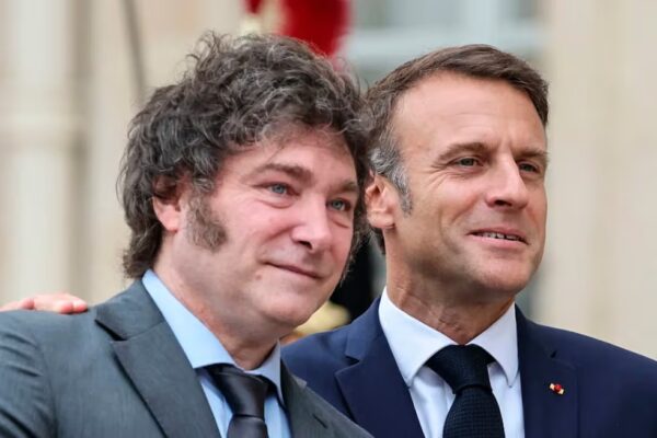 Suman firmas para declarar a Milei persona non grata en París