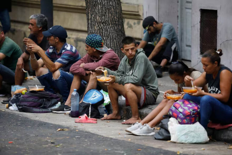 La pobreza aumentó al 32,3% en el primer semestre y afecta a cerca de 15,5 millones de argentinos