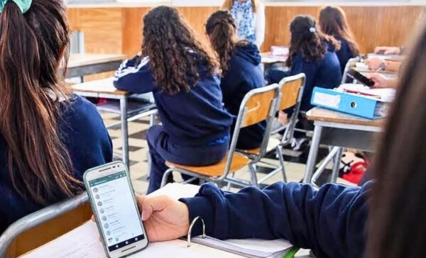 Impulsada por Quintela, La Rioja sancionó una ley para regular el uso de celulares en las escuelas
