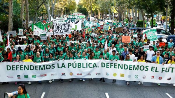 “Más pupitres y menos fondos buitres”: el grito de miles en España