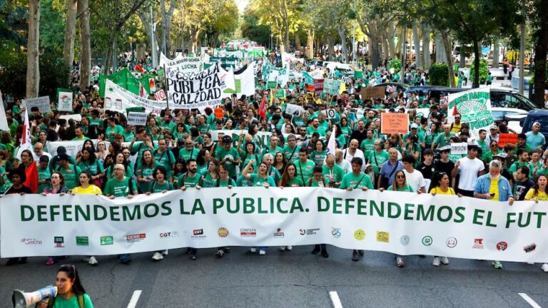 “Más pupitres y menos fondos buitres”: el grito de miles en España