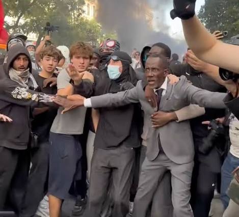 Francia reprime a estudiantes y padres: el Alcalde de Saitn-Denis se interpuso para frenar a la policía