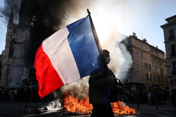 Toques de queda en varias ciudades de Francia tras las protestas masivas