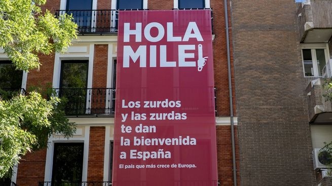 Reciben a Milei en España con banderas y videos: “Los zurdos te dan la bienvenida, el país que más crece de Europa”